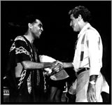 Recebendo o Troféu Caymmi das mãos de Gilberto Gil